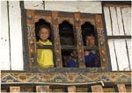 040. A Wangdue family acknowledging visitors